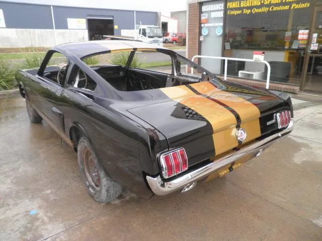Ford Mustang Coupe image 2