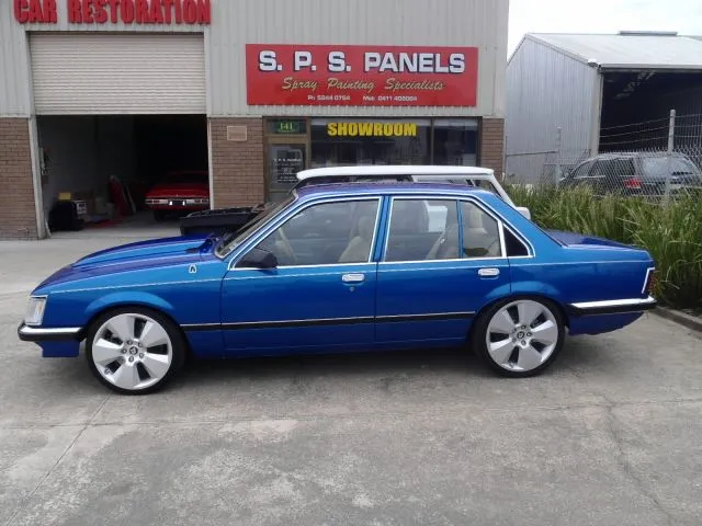 Holden VH Commodore SLE image 3