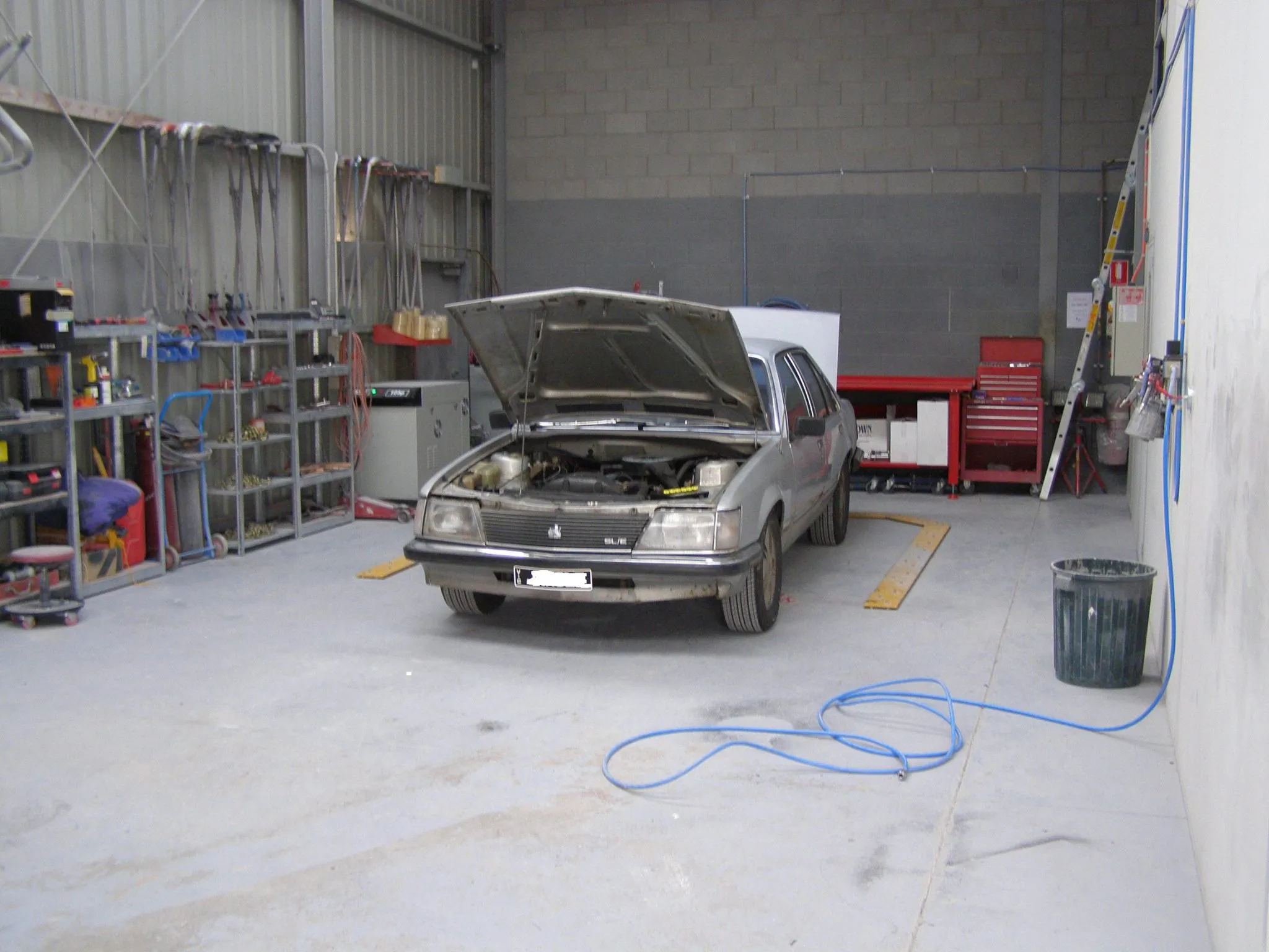 Holden VH Commodore SLE image 6